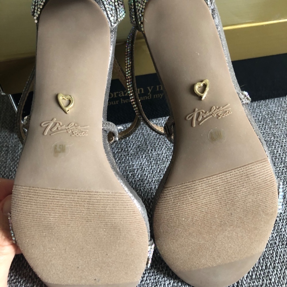 Thalia Sodi Womenโs Dress Sandals Shoes Sparkling Golden Wedding Party Heels 6.5 - Picture 10 of 17